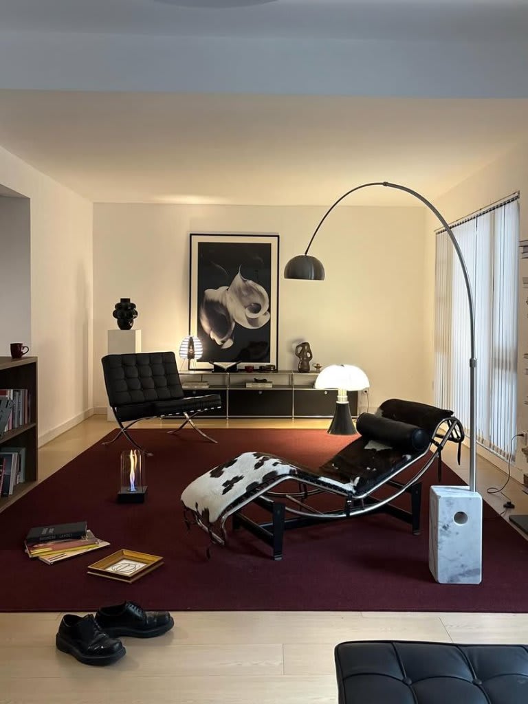 Lampe Jieldé articulée des années 1950 sur un bureau en bois massif, avec numéro de série visible sous le bras