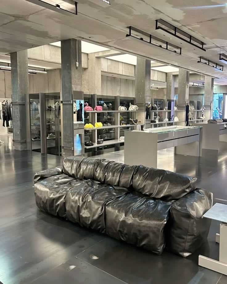Lampe vintage et meuble en teck exposés dans une galerie d'antiquités à Paris