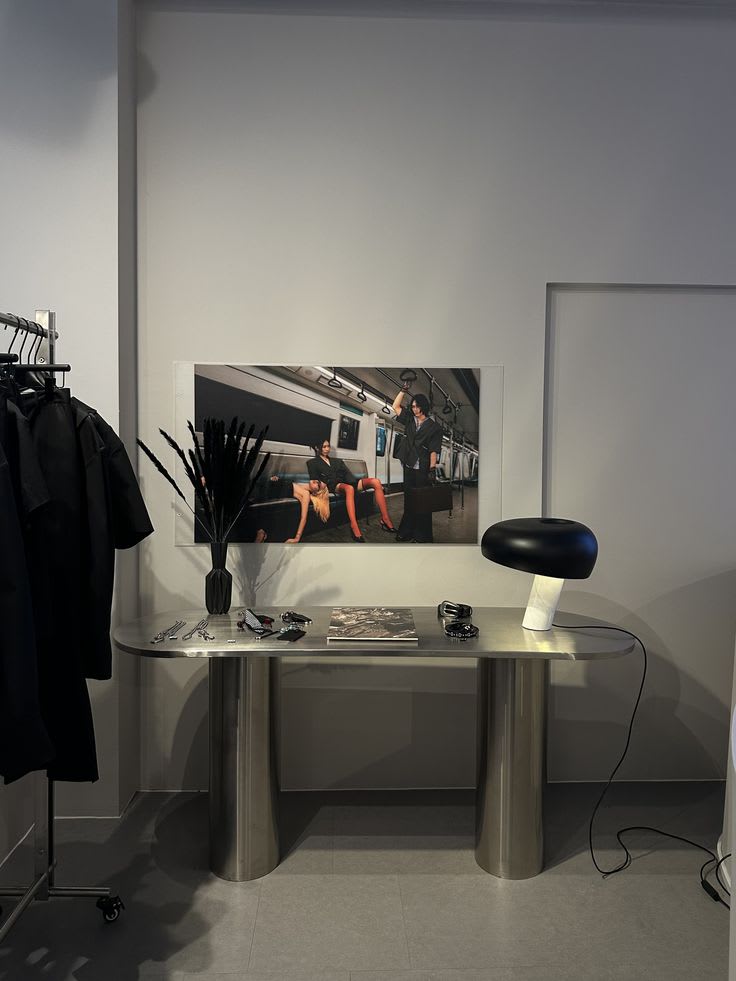 Lampe de bureau vintage en laiton patiné, câble tressé noir, posée sur une surface en chêne huilé