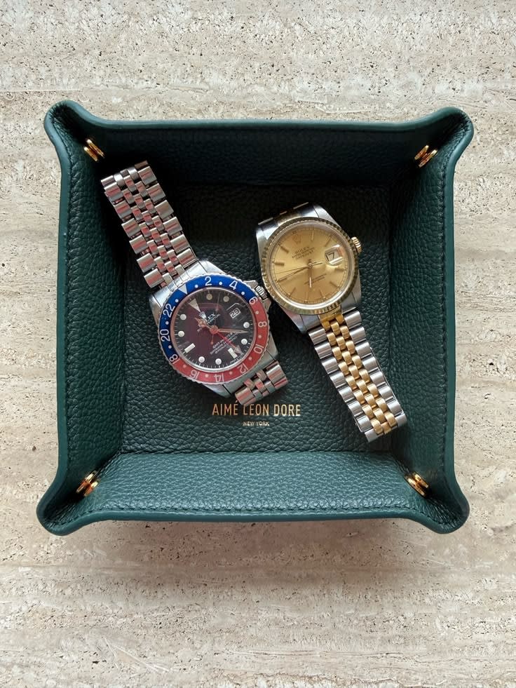 Montre mécanique vintage posée sur une facture d'achat originale, fond de bois clair