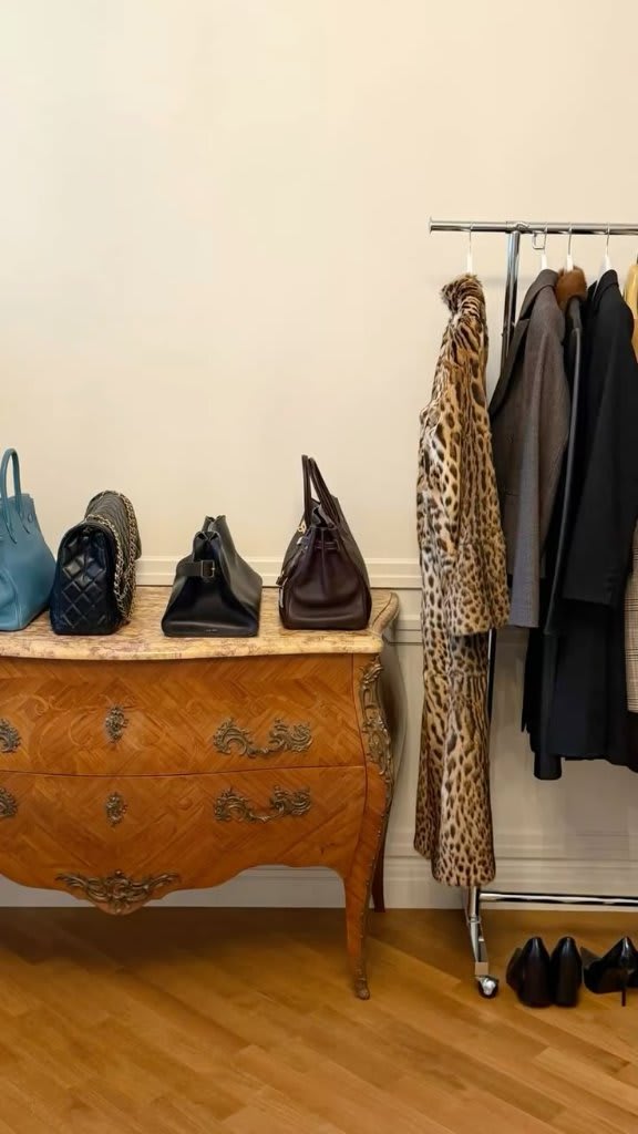 Objets posés sur une surface en bois brut lors d'un tri d'intérieur — chaise, carafe, tissu plié