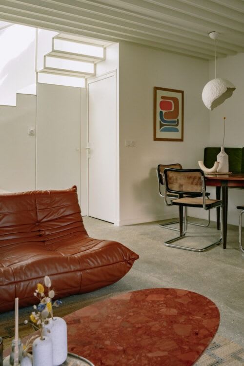 Chaise standard Jean Prouvé photographiée sur fond neutre avec certificat d'authenticité et facture posés à côté