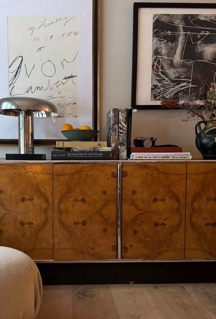 Intérieur élégant avec un fauteuil design et des objets de collection mis en valeur