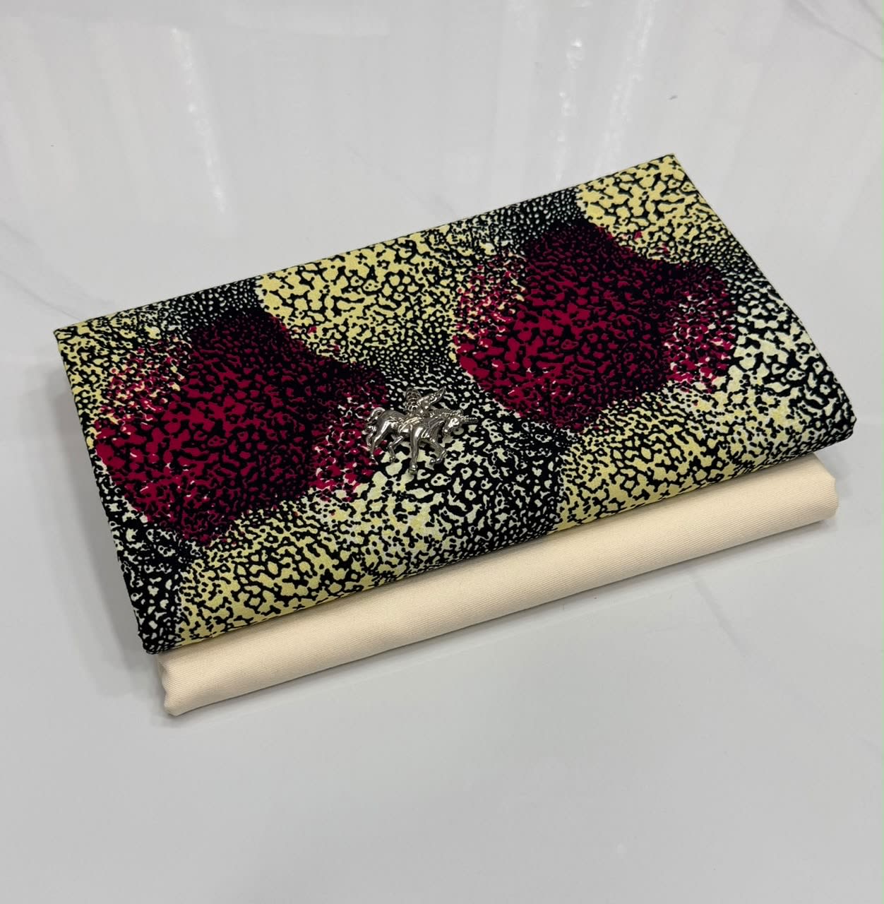 Portefeuille femme motif léopard doré et bordeaux
