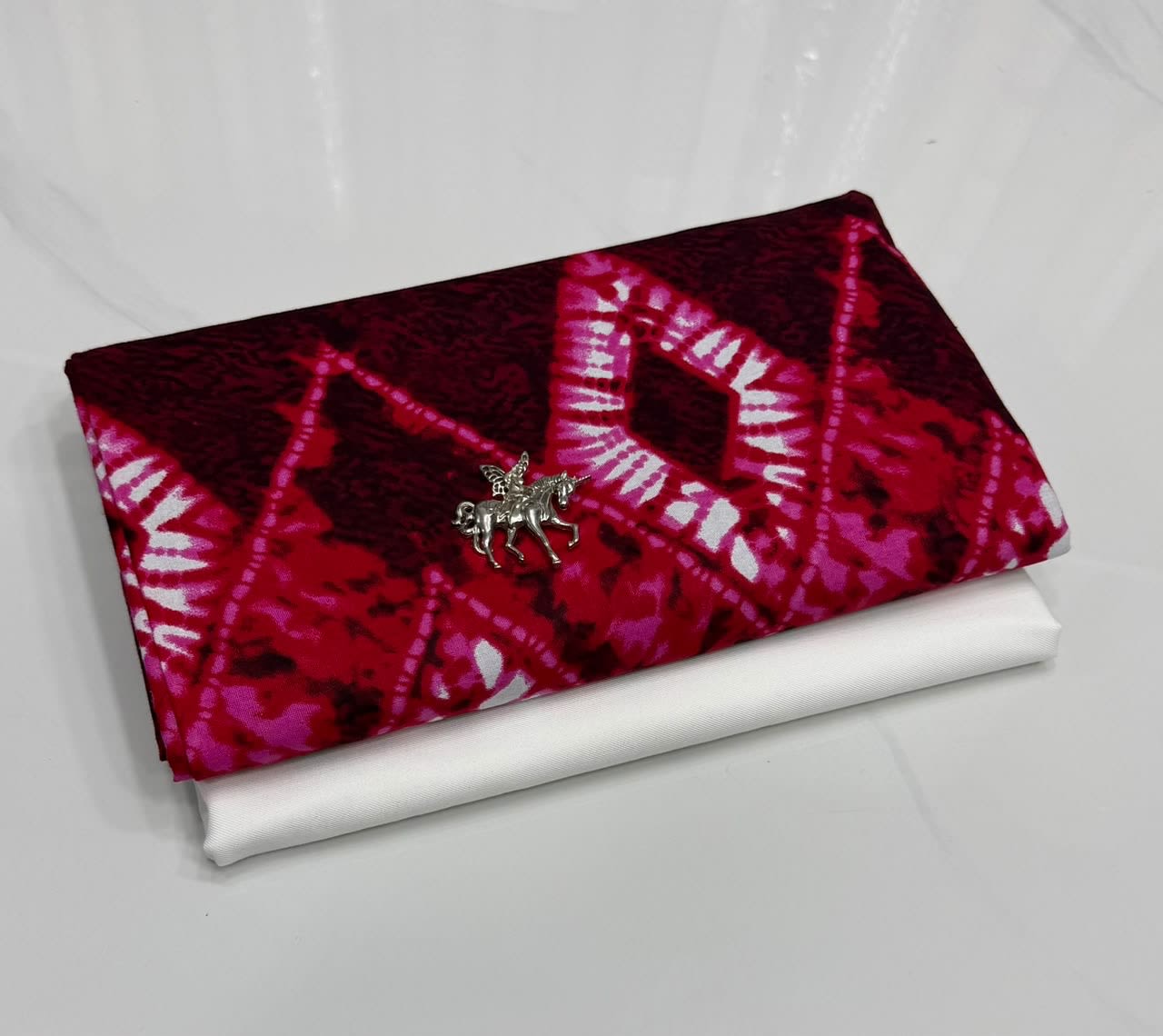Portefeuille femme motif léopard doré et bordeaux