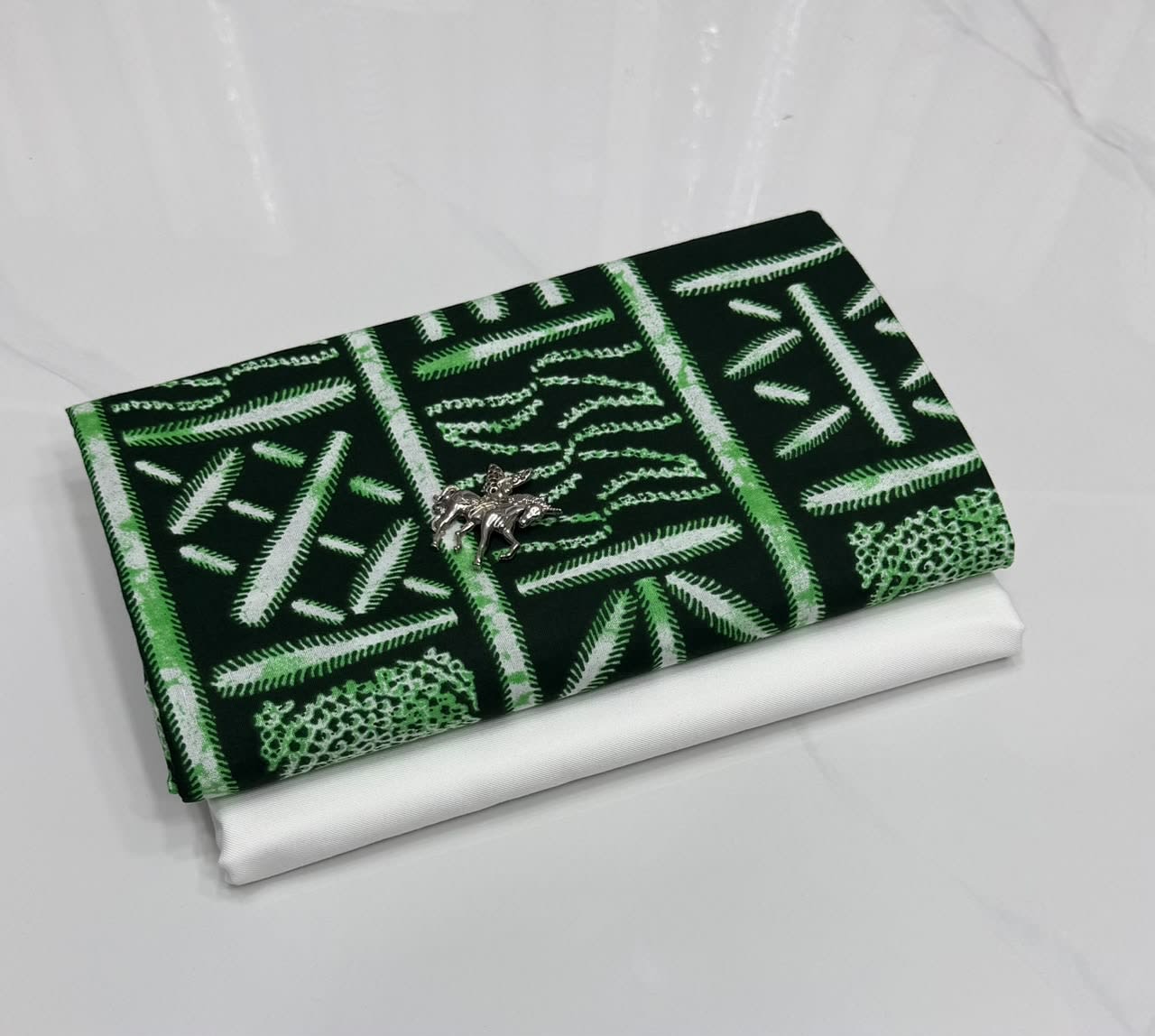 Portefeuille femme motif léopard doré et bordeaux