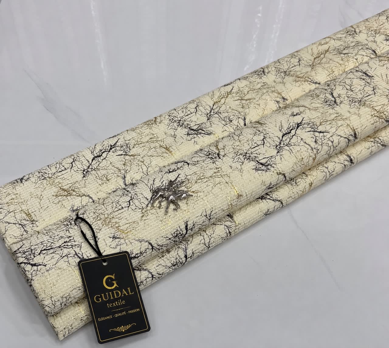 Tissu Guidel Textile motif branches dorées et noires