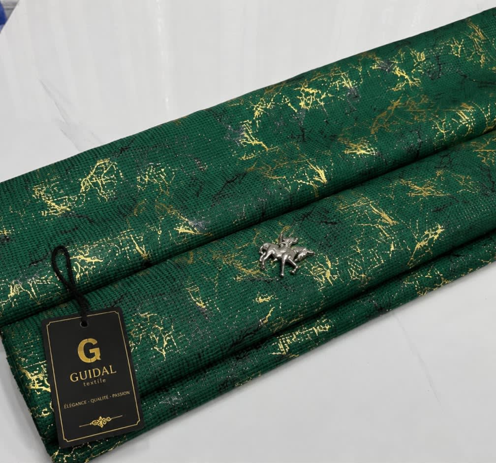 Tissu Guidel Textile motif branches dorées et noires