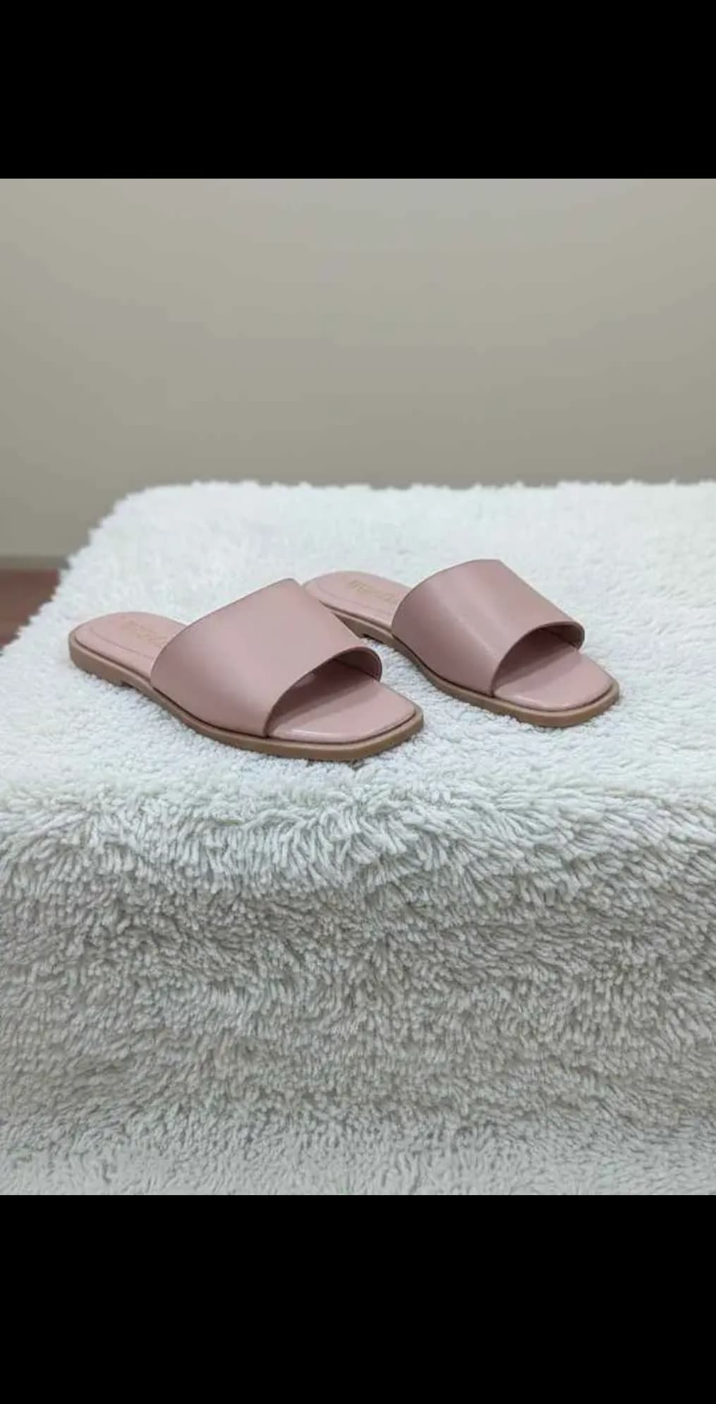 Sandales plates roses minimalistes