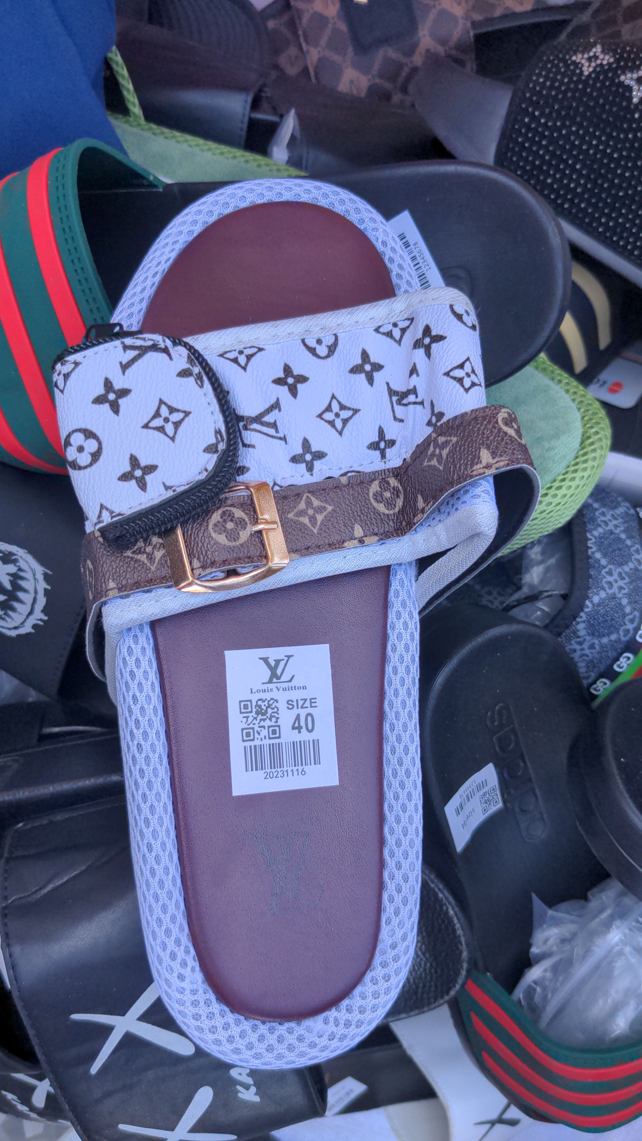 Chaussons Louis Vuitton Taille 40 - Neuf
