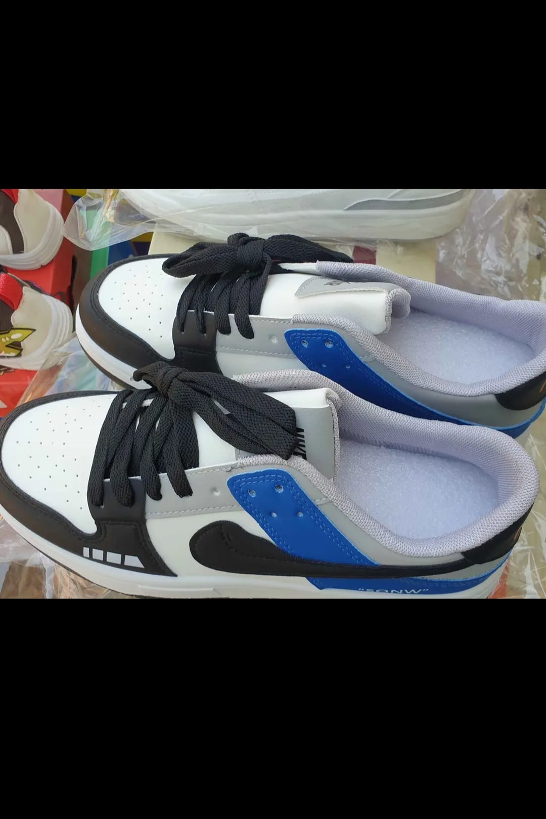 Paire de sneakers blanches, noires et bleues - Style urbain