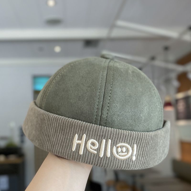 Bonnet beige et blanc « Hello! » avec broderie