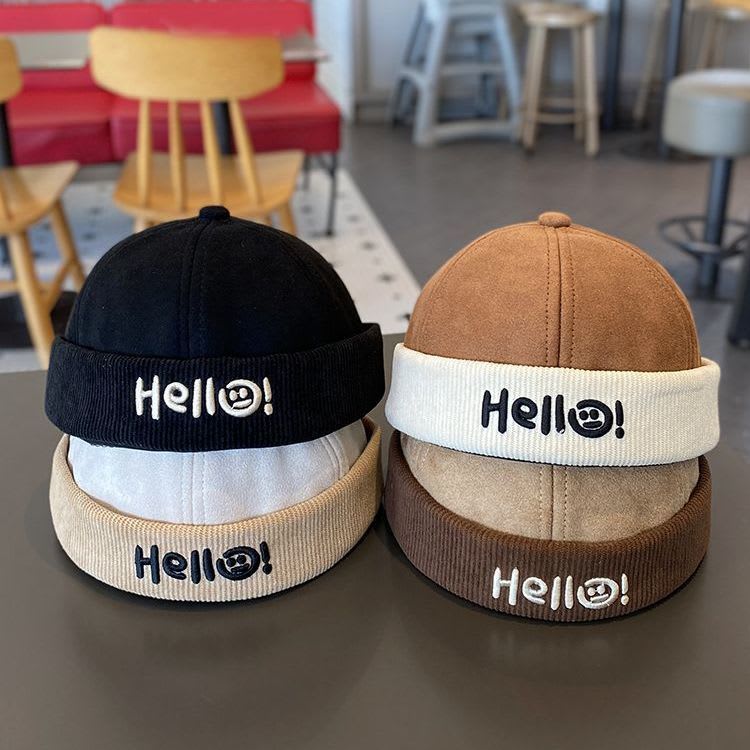 Bonnet beige et blanc « Hello! » avec broderie