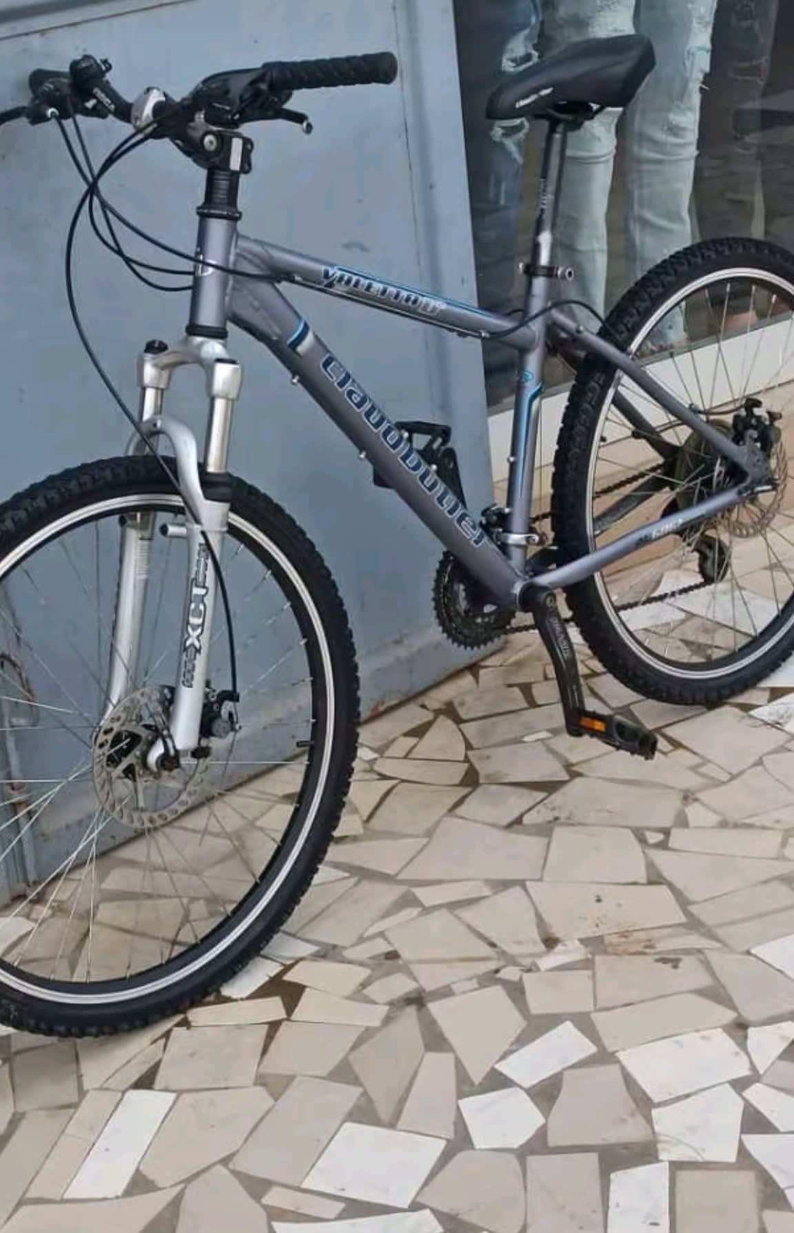 Vélo VTT Liquidator gris et bleu - Bon état