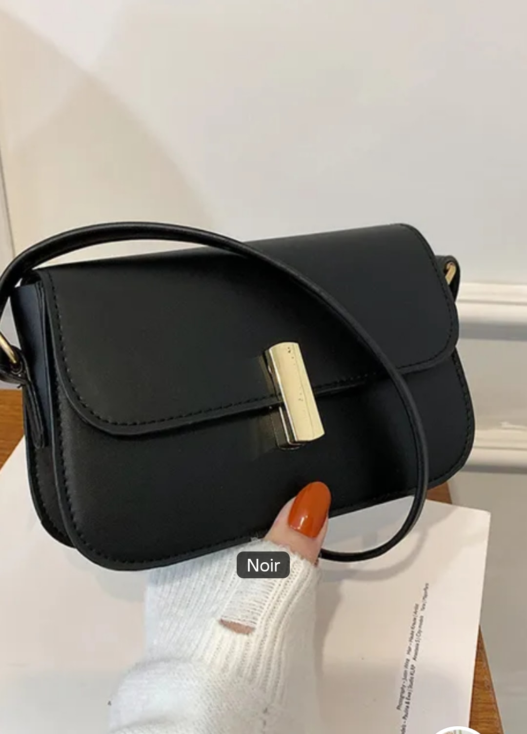Sac à main noir élégant avec fermeture dorée