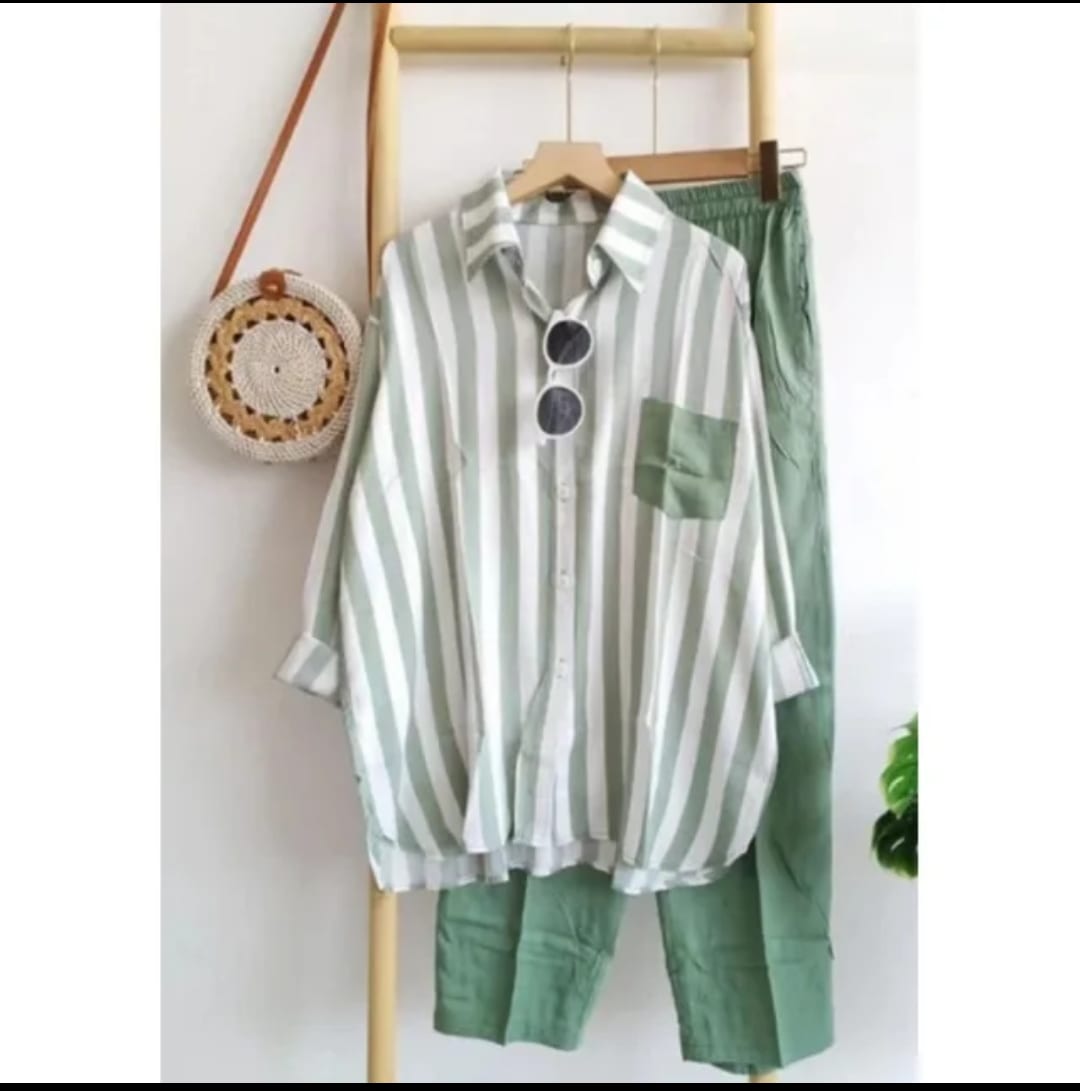Ensemble chemise rayée verte et blanche + pantalon vert