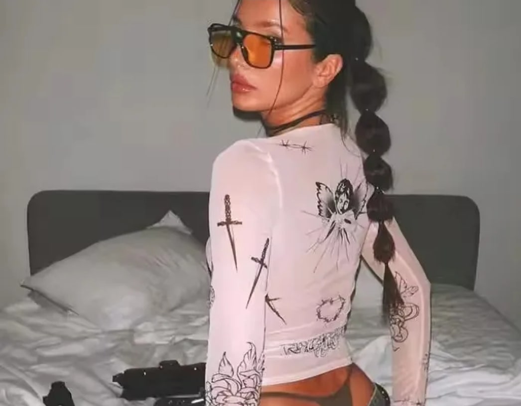 T-shirt crop top rose pâle motifs goth - Taille S/M