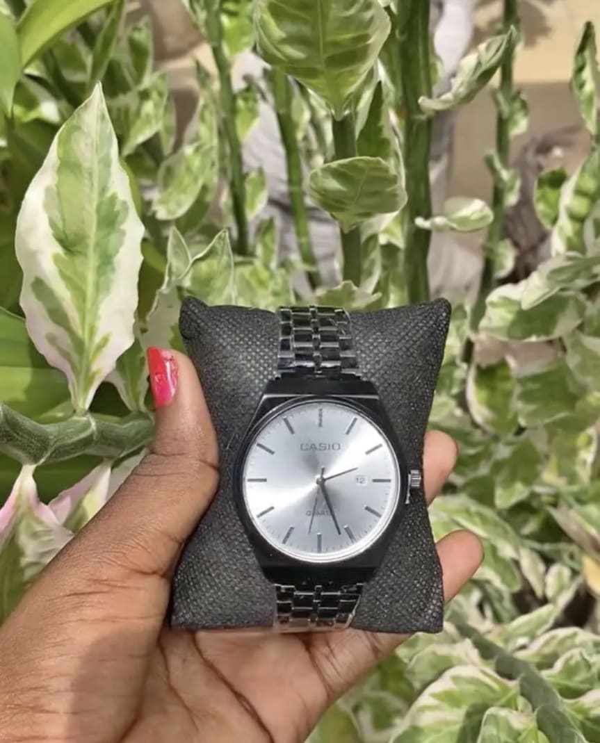 Montre Casio noir et blanc - Bracelet acier