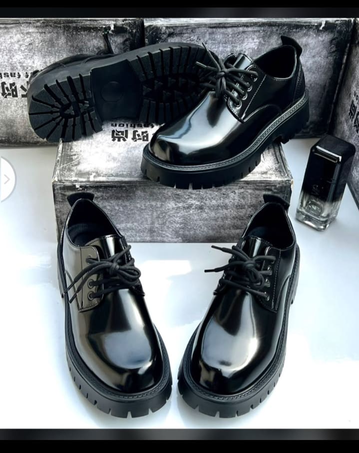 Chaussures noires vernis style Oxford à semelle crantée