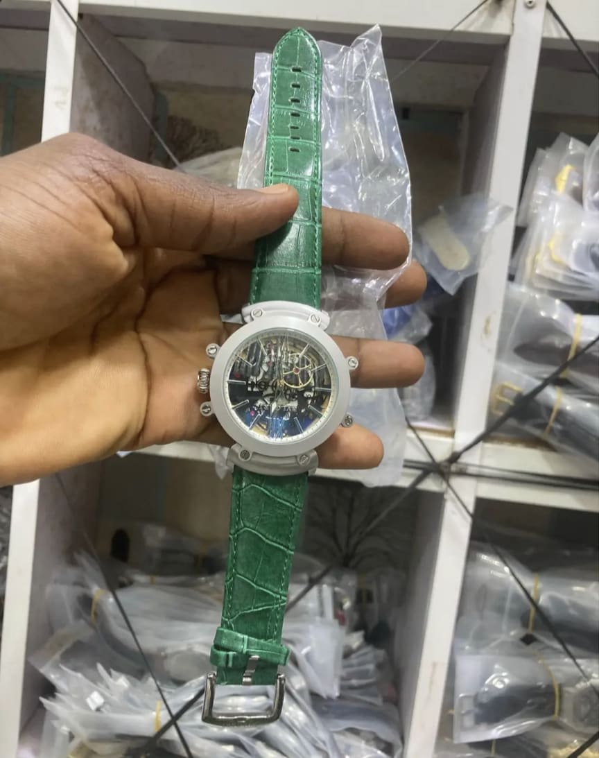 Montre chronographe cadran noir bracelet cuir vert