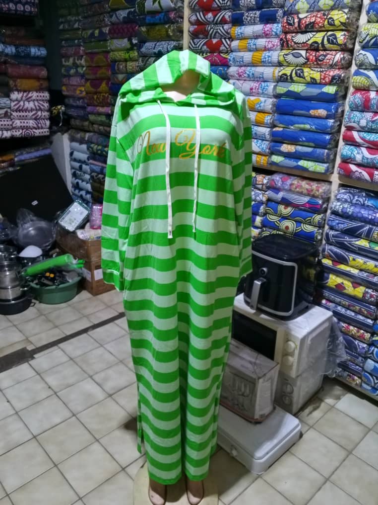 Robe longue à rayures vertes et blanches avec capuche