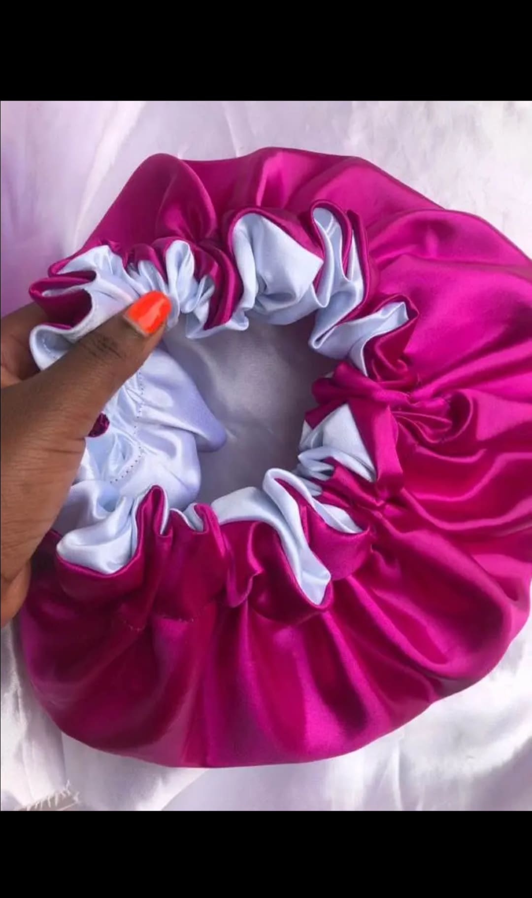 Chouchou élégant en satin fuchsia et blanc avec volants