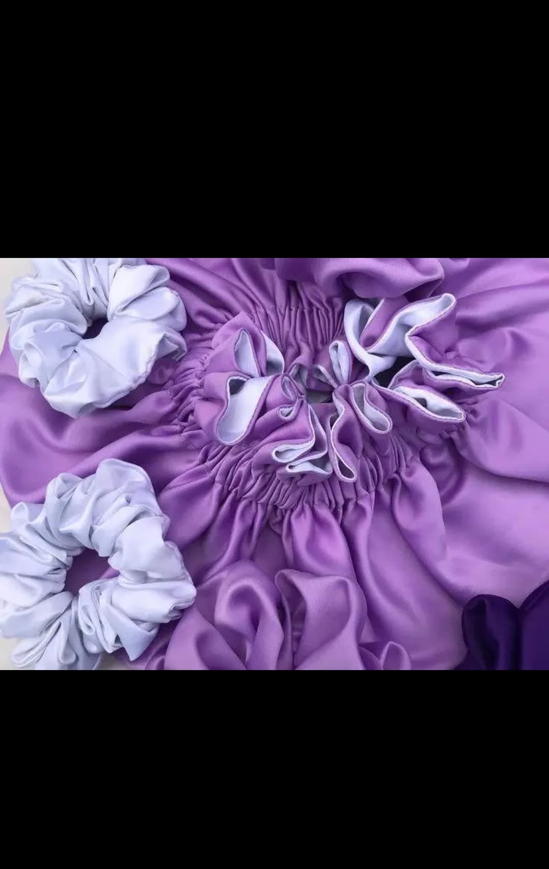 Chouchou élégant en satin fuchsia et blanc avec volants