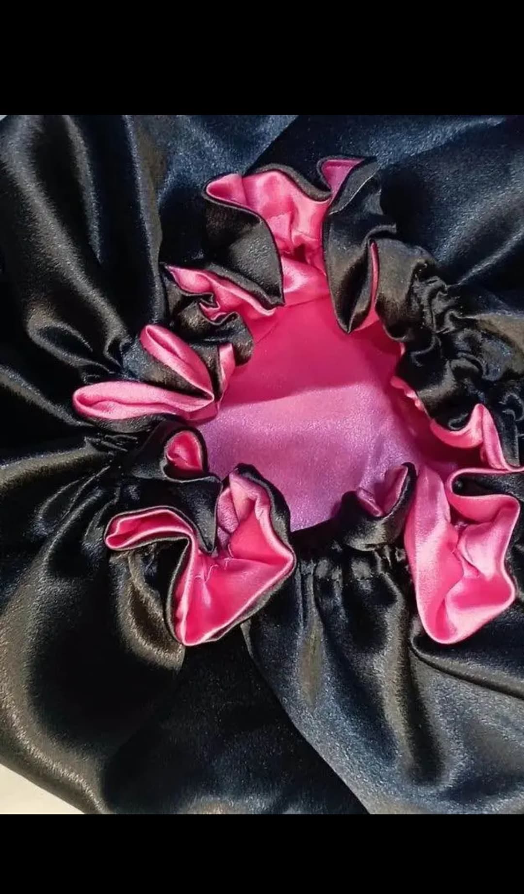 Chouchou élégant en satin fuchsia et blanc avec volants