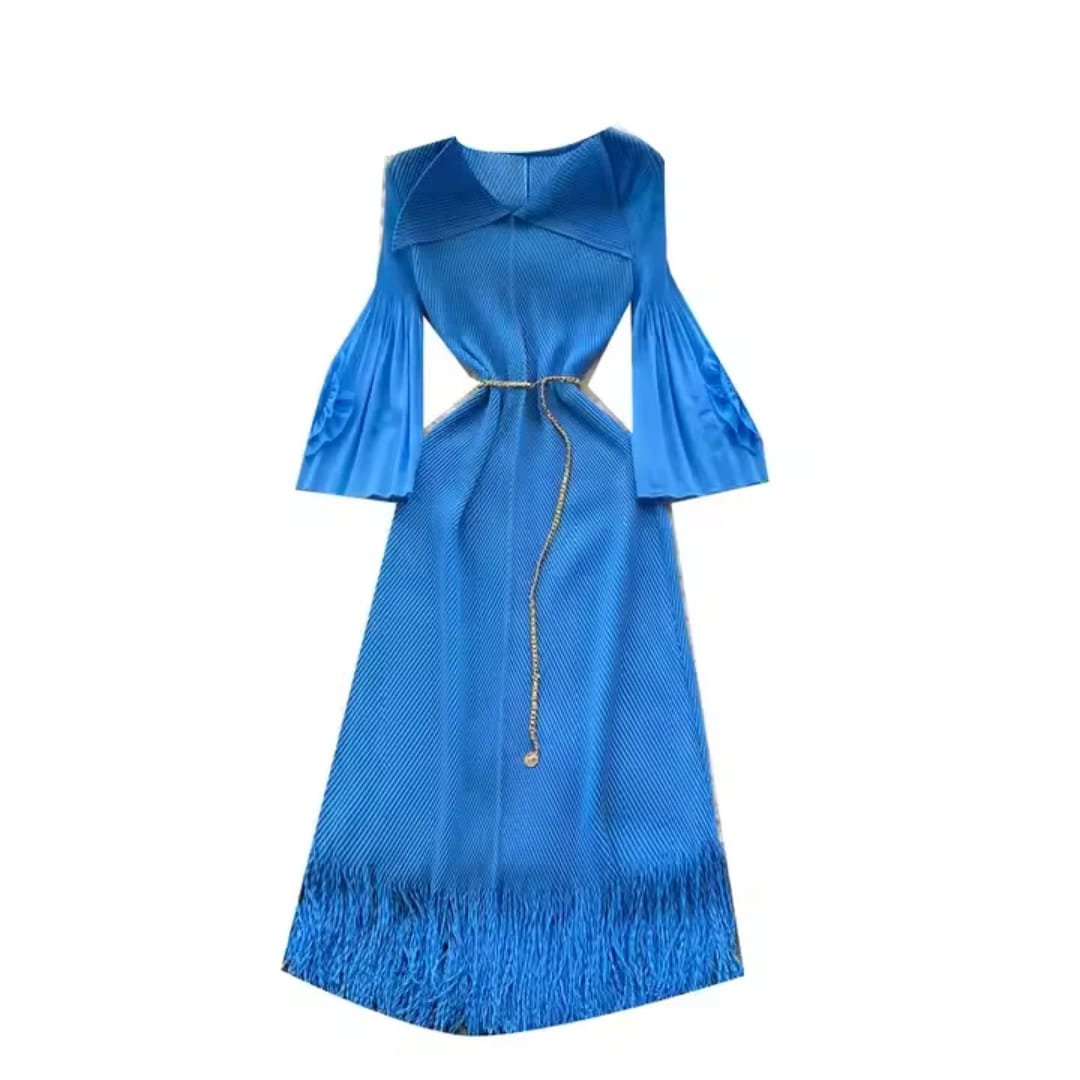 Robe élégante plissée avec manches évasées et franges