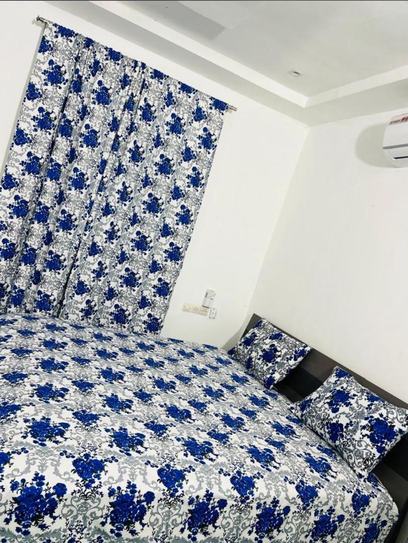 Parure de lit complète avec taie d'oreiller et rideaux assortis