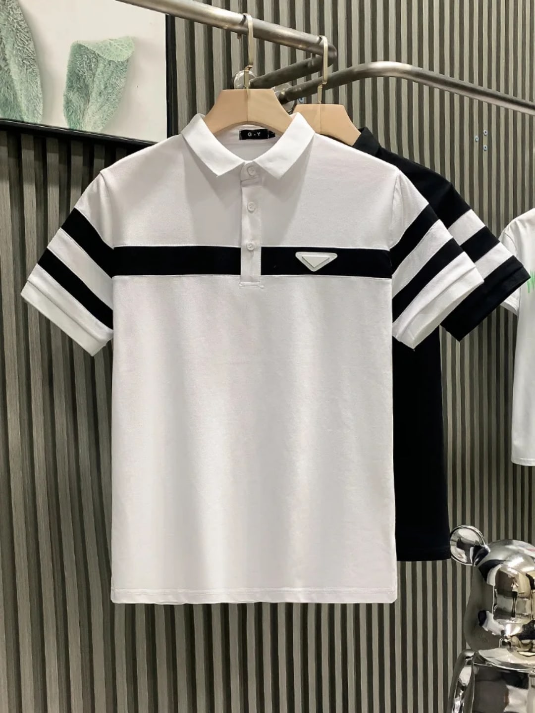 Polo à rayures noir et blanc avec triangle logo