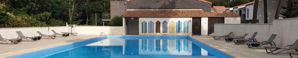 Piscine extérieure et déco accrochée au mur - Grand Air - Oléron