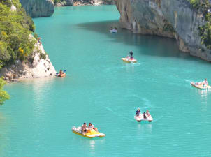 Personnes sur le lac de Saint Croix en pédalos, canoë sur une eau turquoise entre les gorges - Club*** Château Laval - Gréoux les Bains