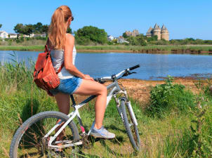 femme faisant du velo dans le morbihan