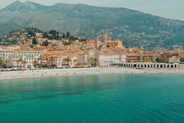 Vue extérieure depuis la mer de l'hôtel Balmoral - Menton - Vacances Bleues