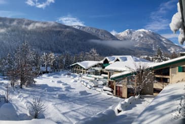 club les alpes d'azur dans un paysage enneigé