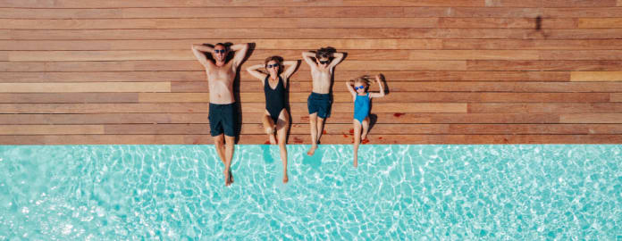 Famille à la piscine