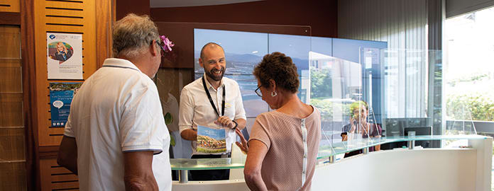 Un couple à la réception de la résidence Le Grand Large - Biarritz