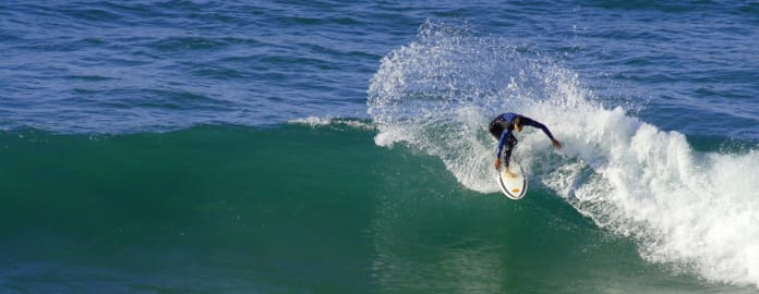 Surfeur sur une vague - Vacances Bleues