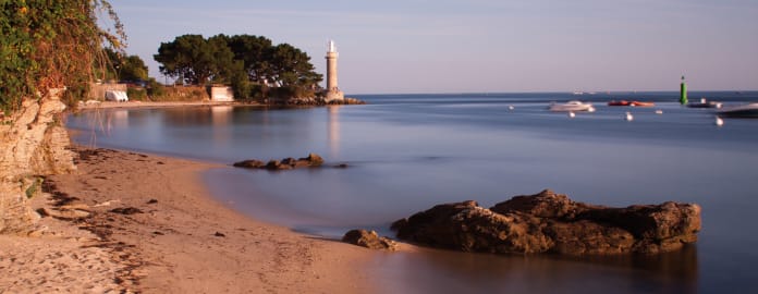 plage et phare - Hôtels de Bretagne en demi-pension