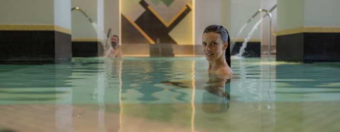 Coupe dans la piscine du spa avec jets massants de l'hôtel Le Splendid - Dax