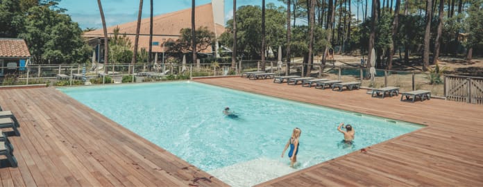 Piscine extérieure sous les pins avec 3 enfants se baignant - Domaine de l'Agréou - Seignosse