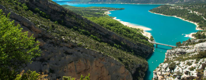 Vue aérienne du pont de Sainte Croix surplombant l'eau turquoise du lac et l'entrée des gorges du Verdon