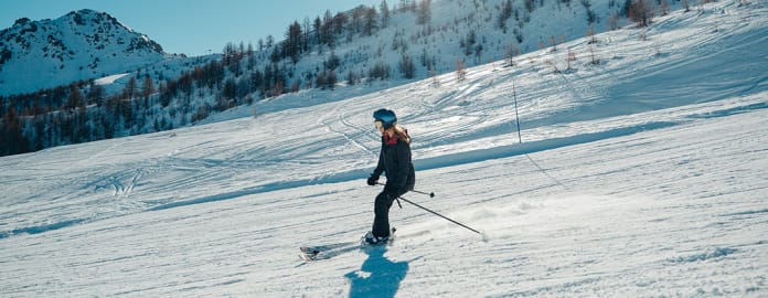 Femme en train de skier - Alpes d'Azur - Vacances Bleues