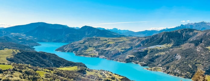 Vue du lac de Serre Ponçon entre les montagnes en été sous un ciel - Club*** Les Horizons du lac - Chorges