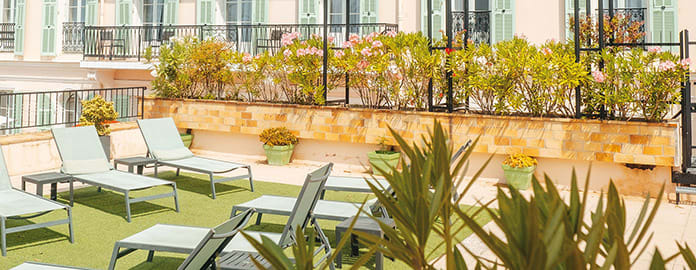 Vue extérieure de l'hôtel et de sa terrasse - Hôtel Balmoral - Menton - Vacances Bleues