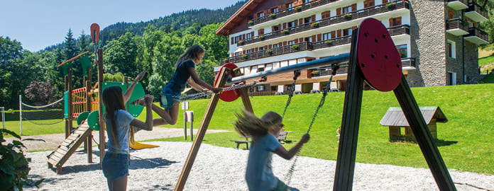 enfants faisant de la balancoire - Détente dans un club vacances dans les Alpes