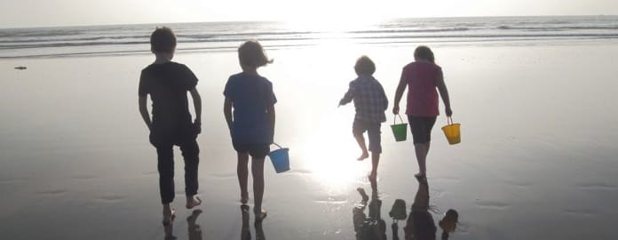 enfants sur une plage en bretagne
