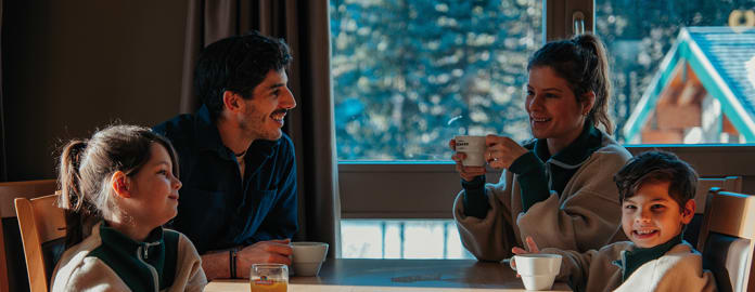 Famille qui prend le petit dejeuner - Alpes d'Azur - Vacances Bleues