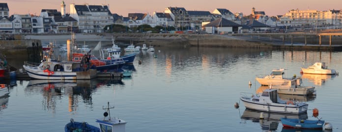 Vue depuis la mer du port Maria à Quiberon et rivage avec des maisons en fond et bateaux en premier plan - Club*** Keravel - Erdeven